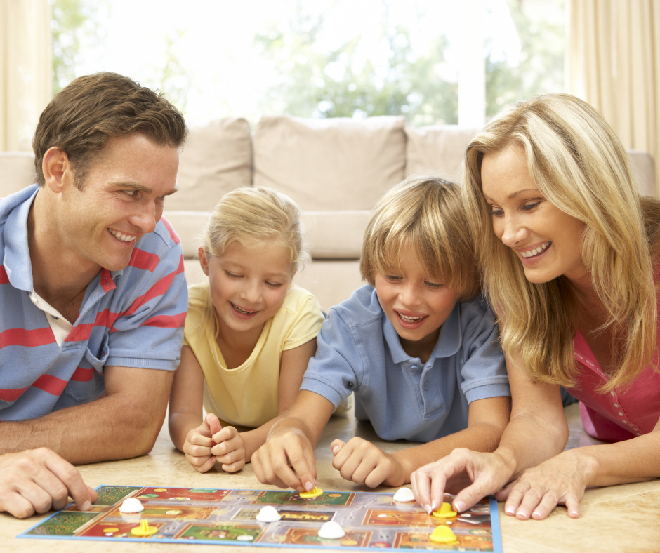 Родители и дети. Настольная игра «о семье». Родители играют с детьми. Семейные игры для всей семьи.